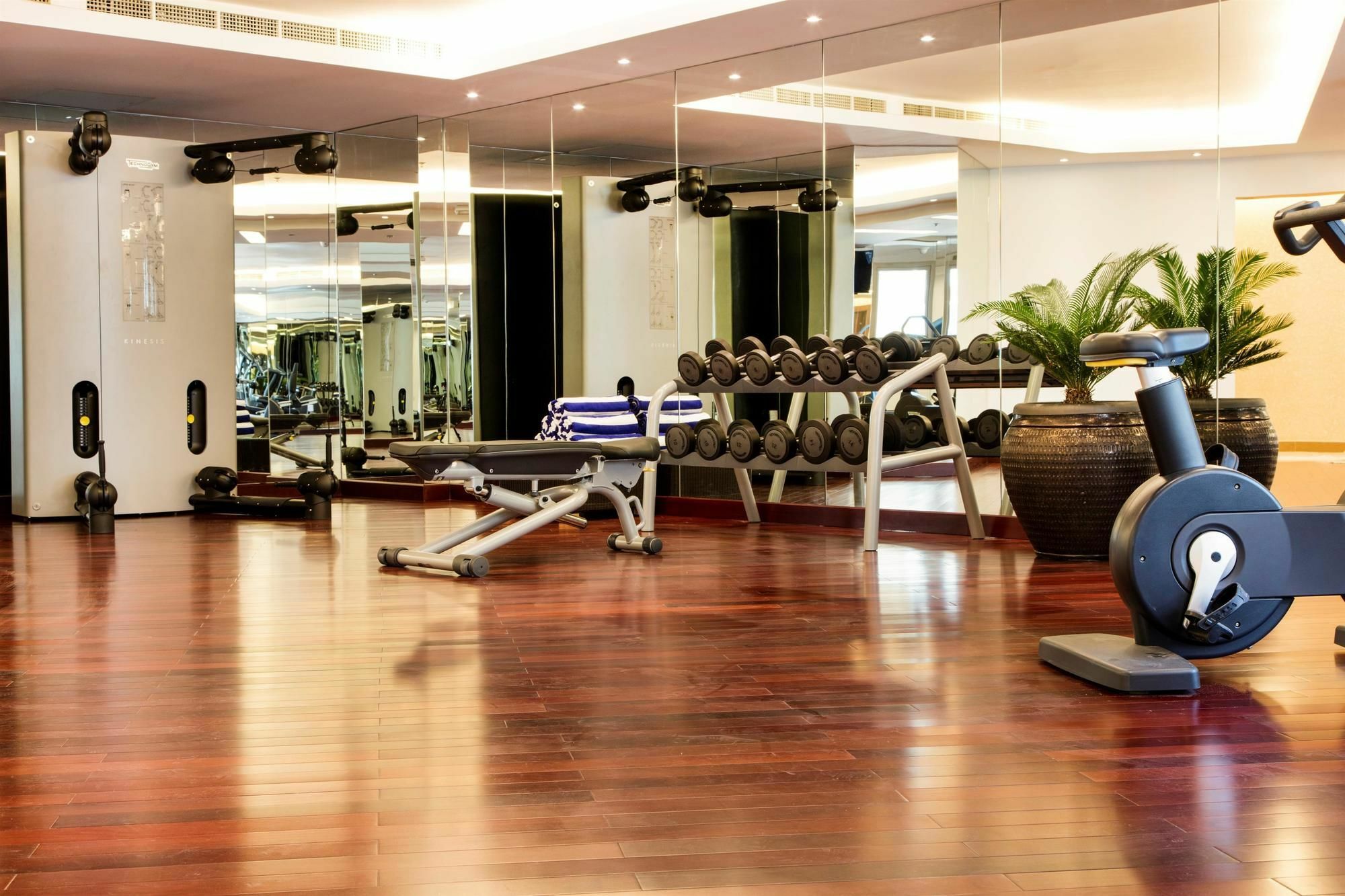 Coral Muscat Hotel And Apartments Bagian luar foto