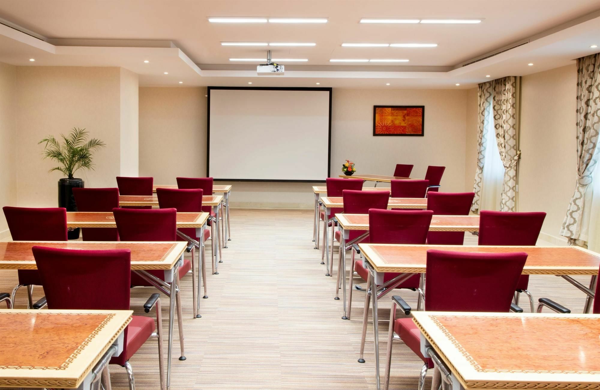 Coral Muscat Hotel And Apartments Bagian luar foto