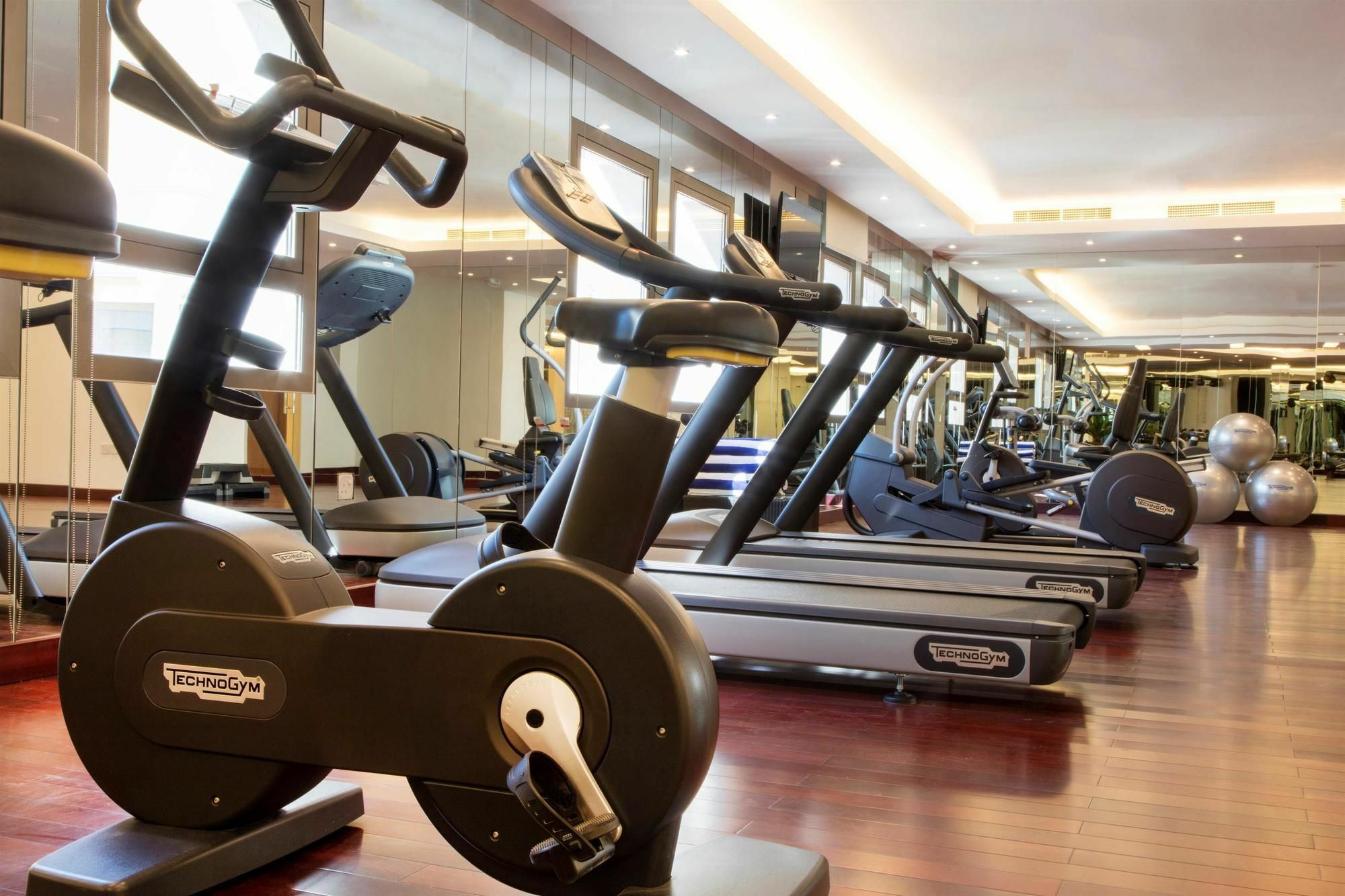 Coral Muscat Hotel And Apartments Bagian luar foto