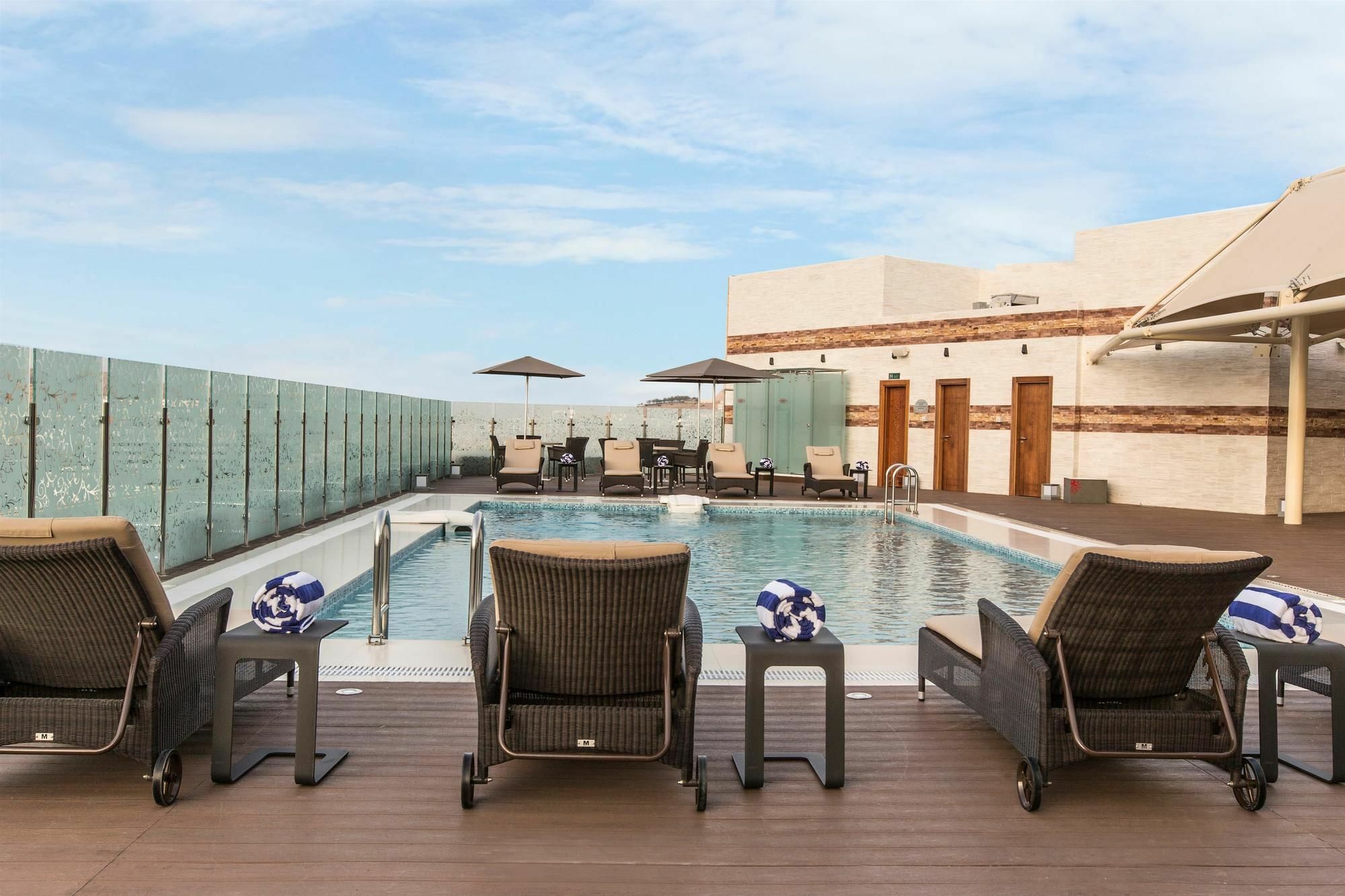 Coral Muscat Hotel And Apartments Bagian luar foto