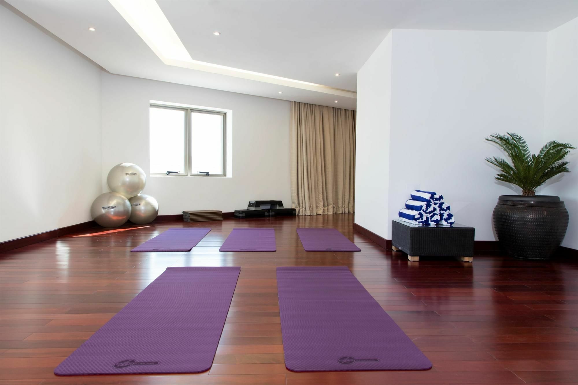 Coral Muscat Hotel And Apartments Bagian luar foto
