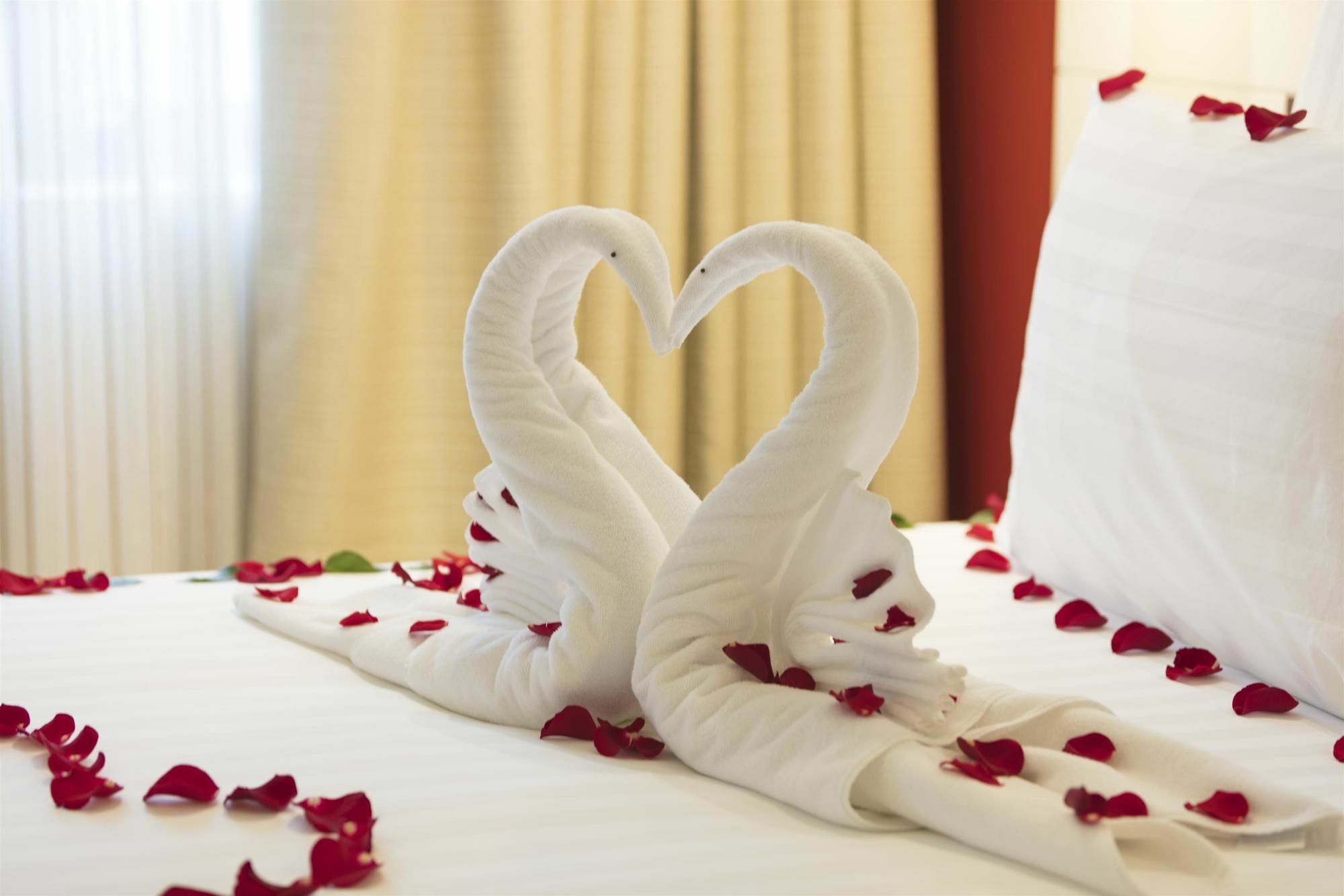Coral Muscat Hotel And Apartments Bagian luar foto
